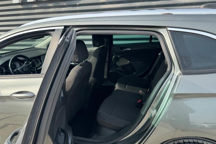 Grå Opel Astra fra 2018