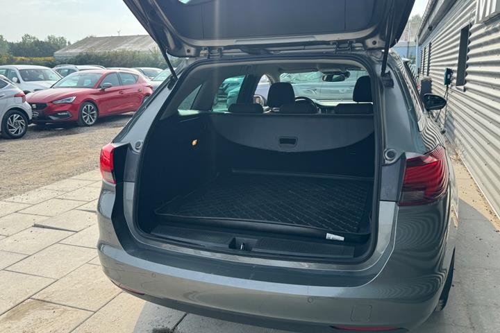Grå Opel Astra fra 2018