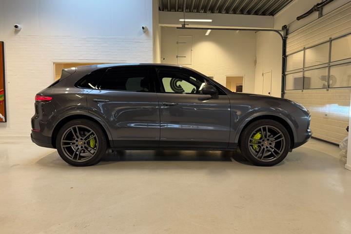 Grå Porsche Cayenne fra 2021
