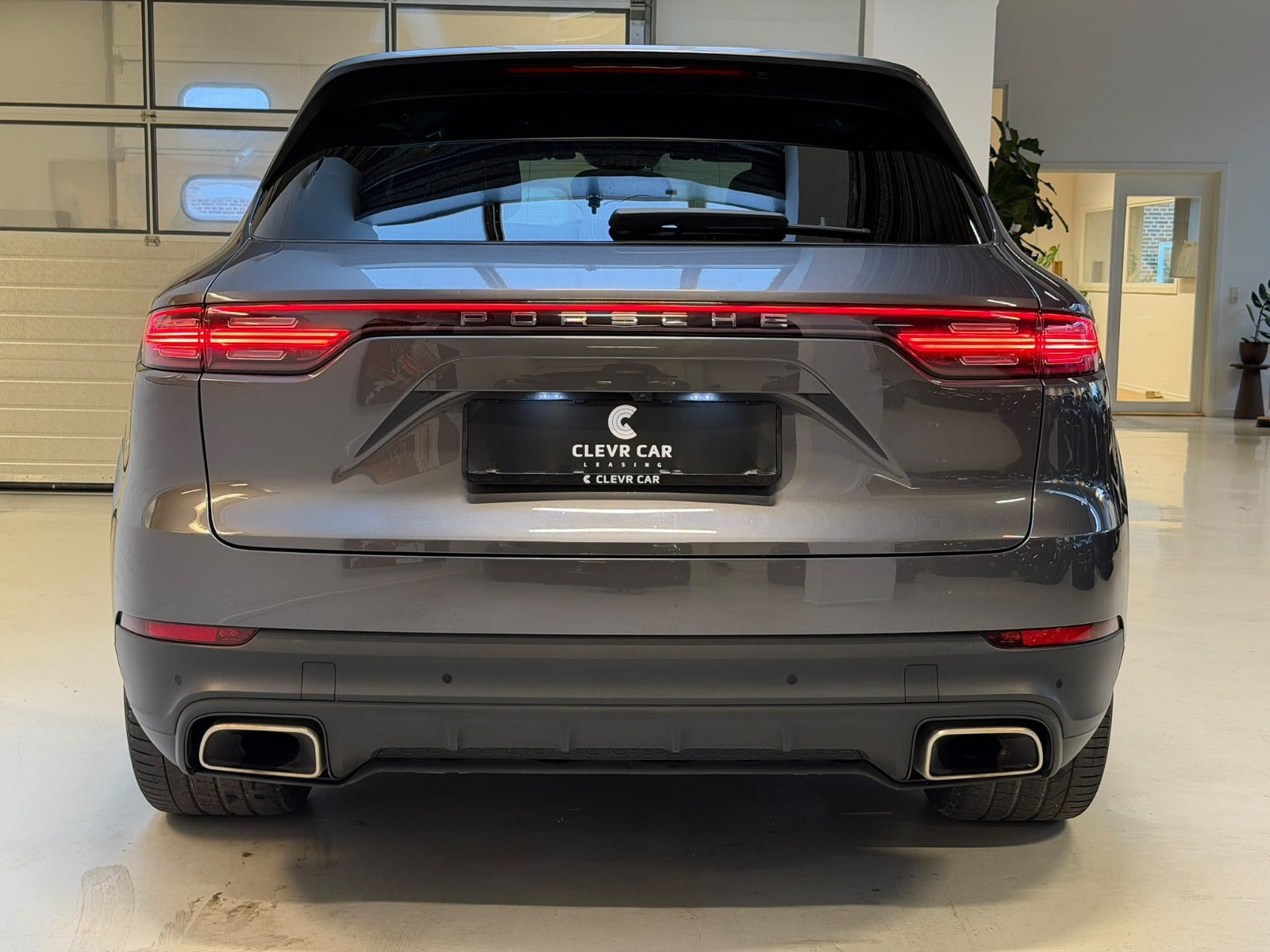 Grå Porsche Cayenne fra 2021