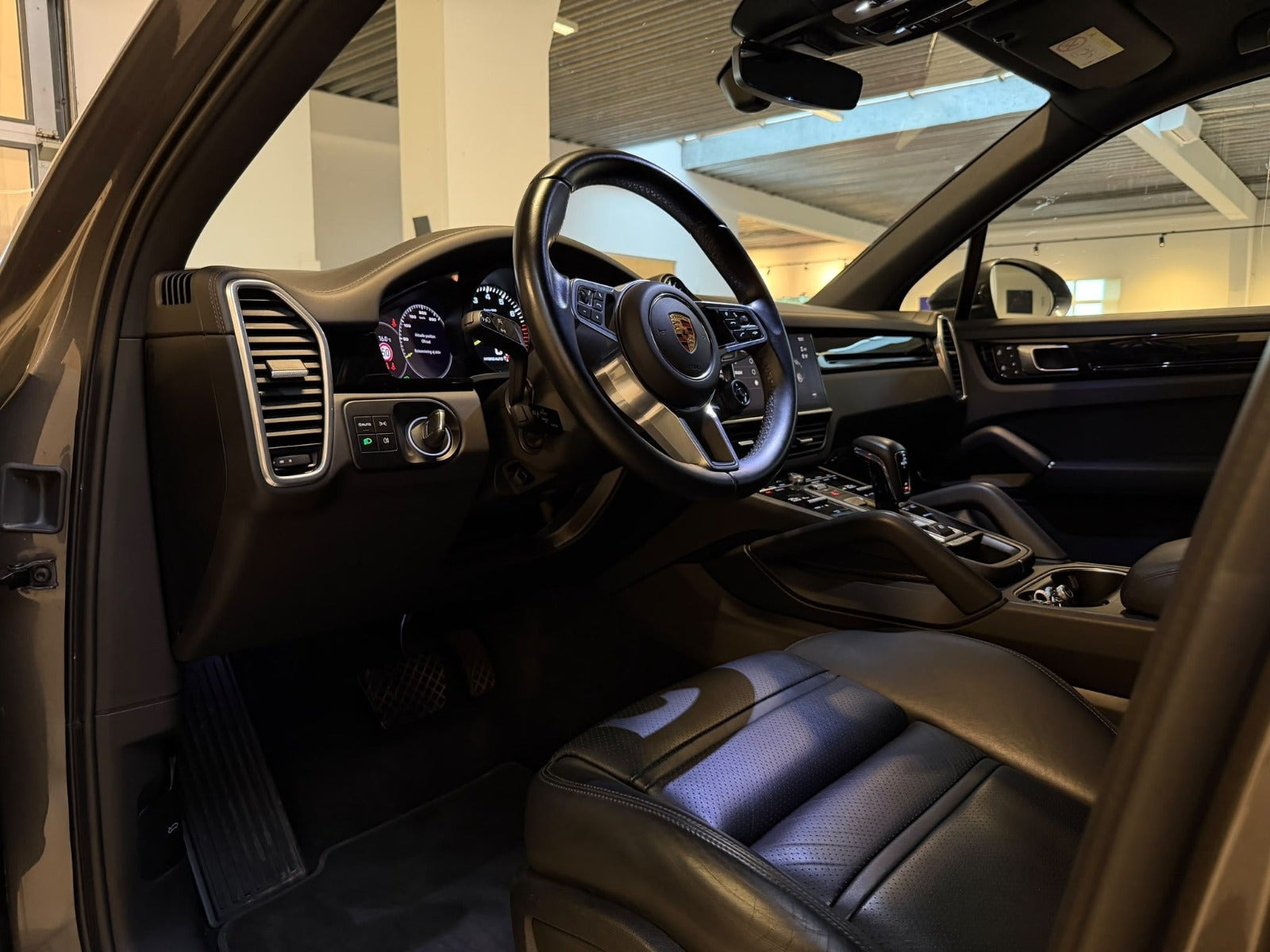 Grå Porsche Cayenne fra 2021