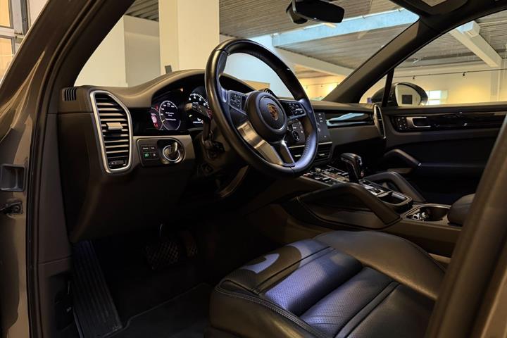 Grå Porsche Cayenne fra 2021