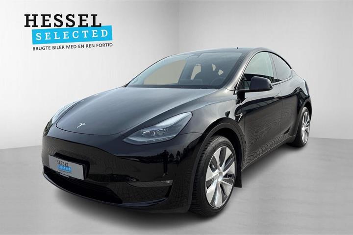 Sort Tesla Model Y fra 2023 set udefra