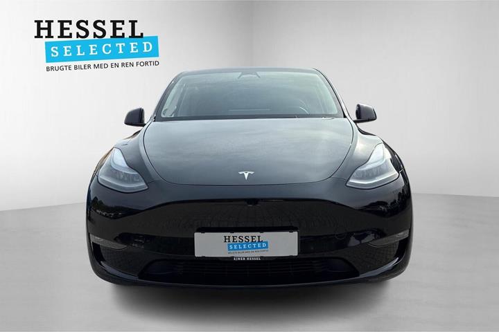 Sort Tesla Model Y fra 2023