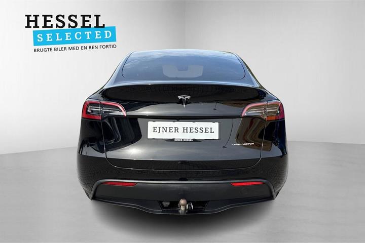 Sort Tesla Model Y fra 2023