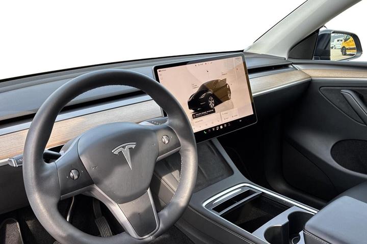 Sort Tesla Model Y fra 2023