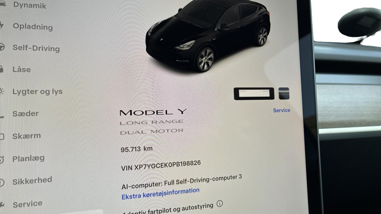 Sort Tesla Model Y fra 2023