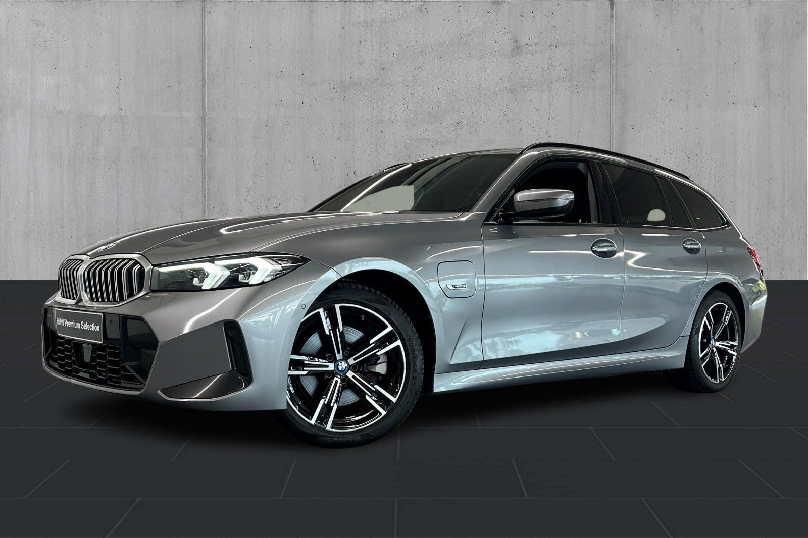 Grå BMW 320e fra 2023