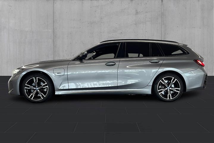 Grå BMW 320e fra 2023