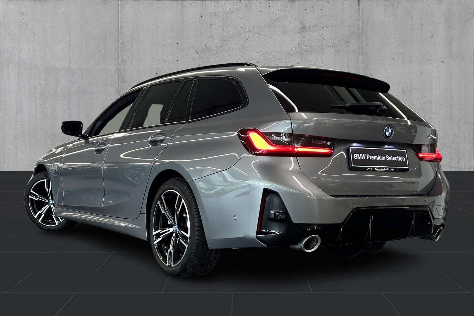 Grå BMW 320e fra 2023