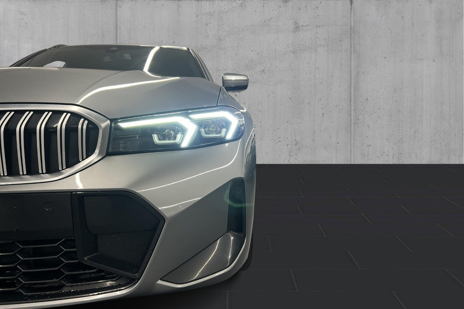 Grå BMW 320e fra 2023