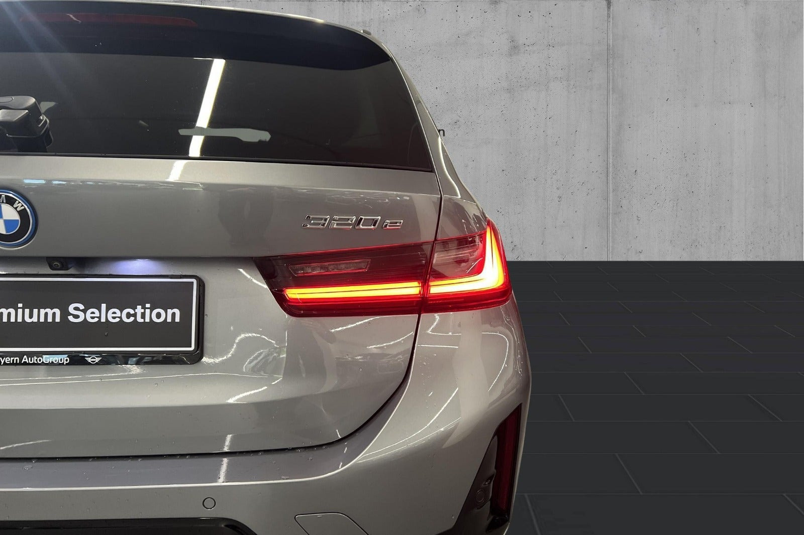 Grå BMW 320e fra 2023