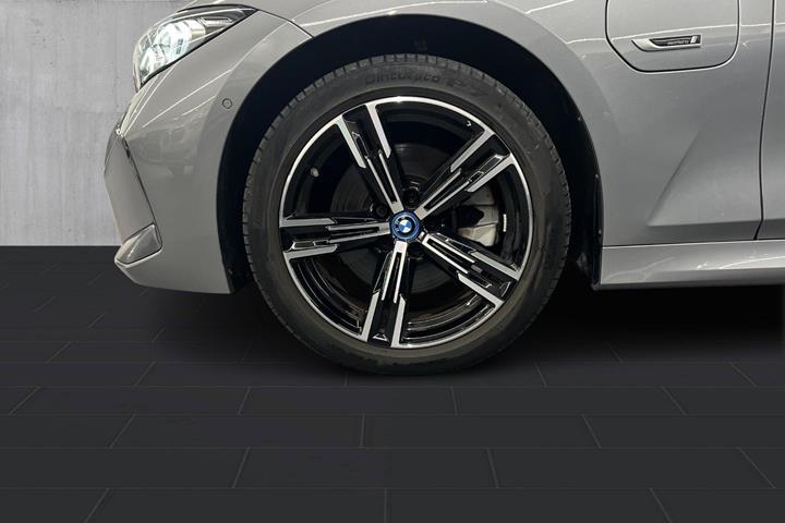 Grå BMW 320e fra 2023