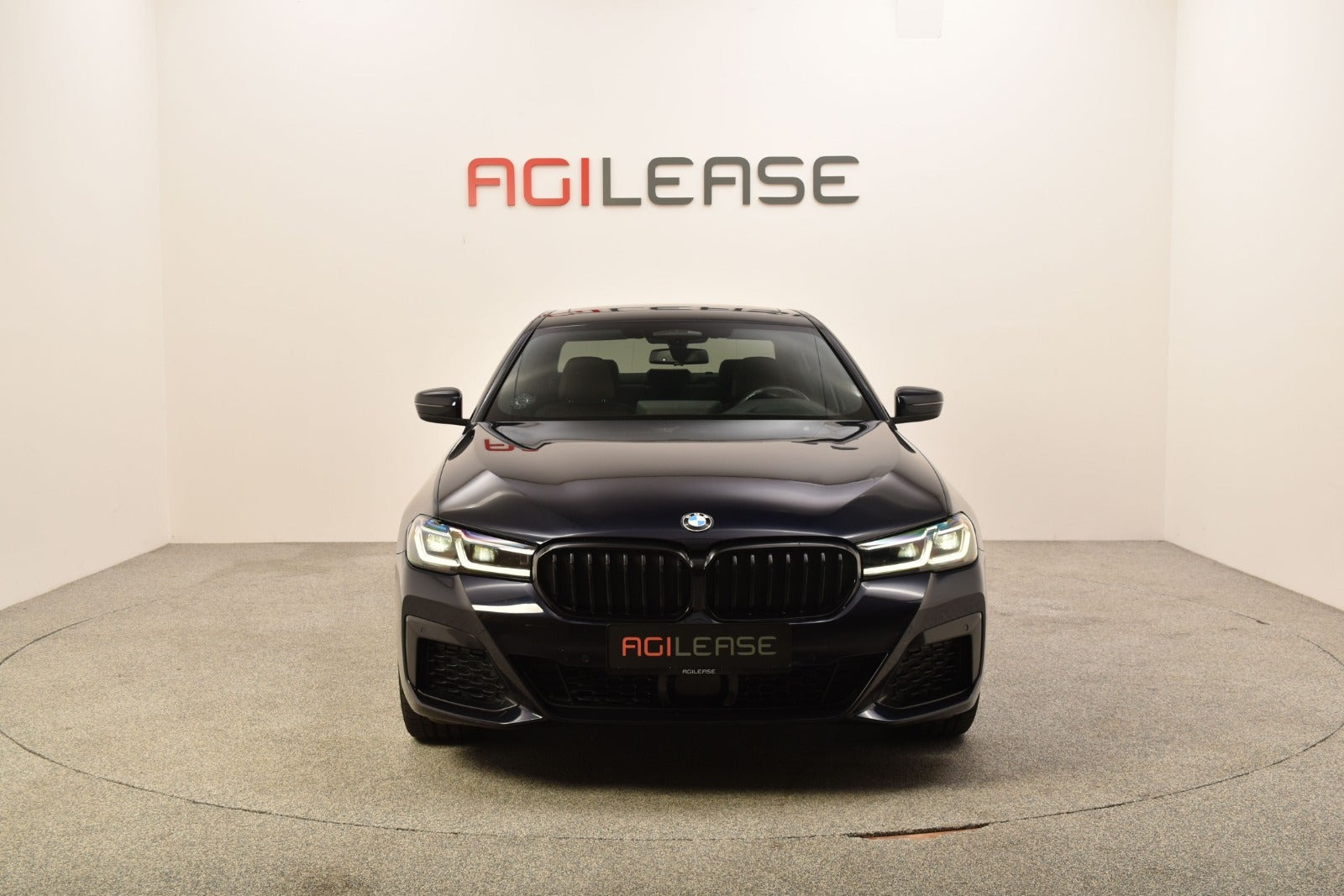 Sort BMW 545e fra 2021