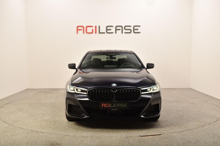 Sort BMW 545e fra 2021