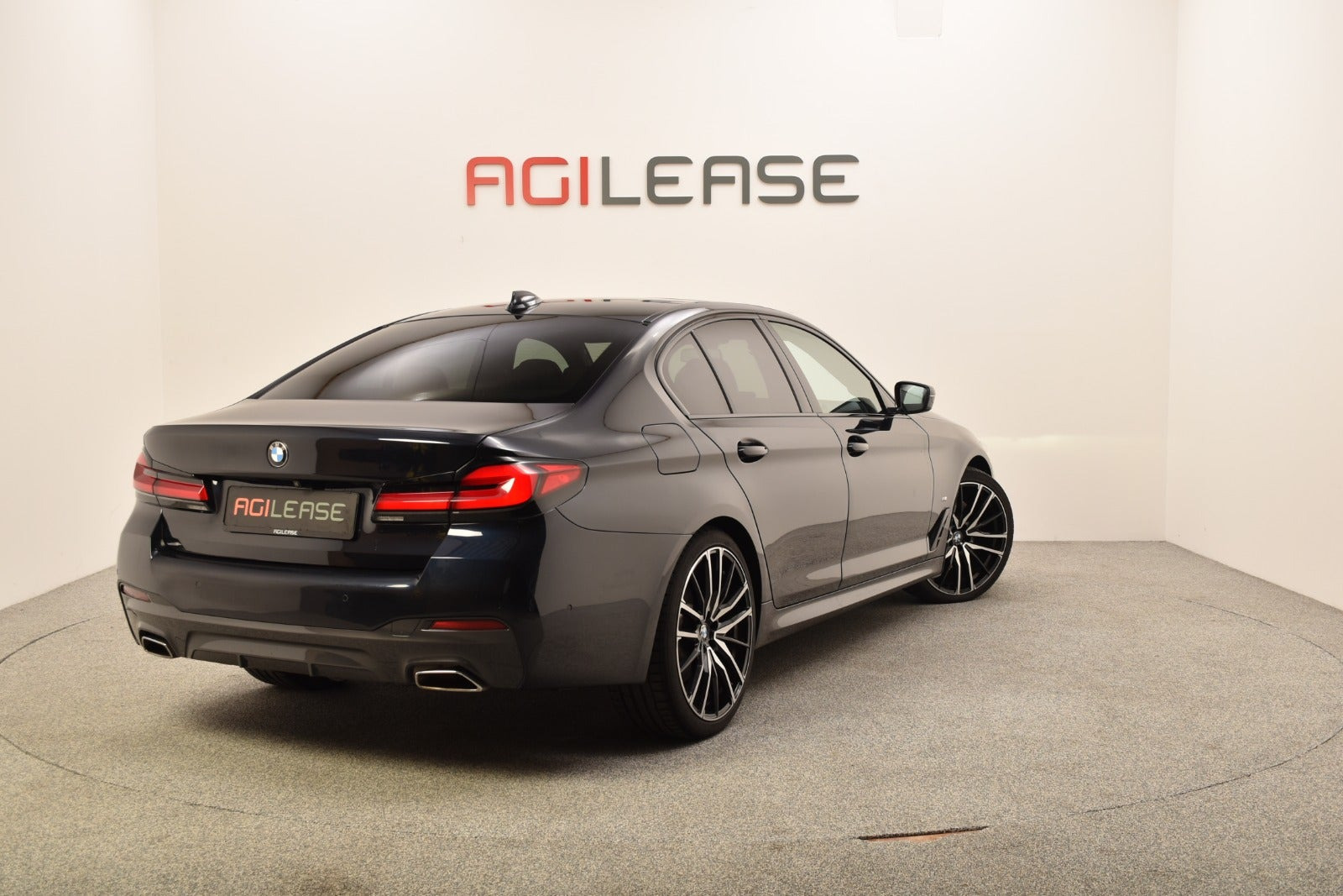 Sort BMW 545e fra 2021