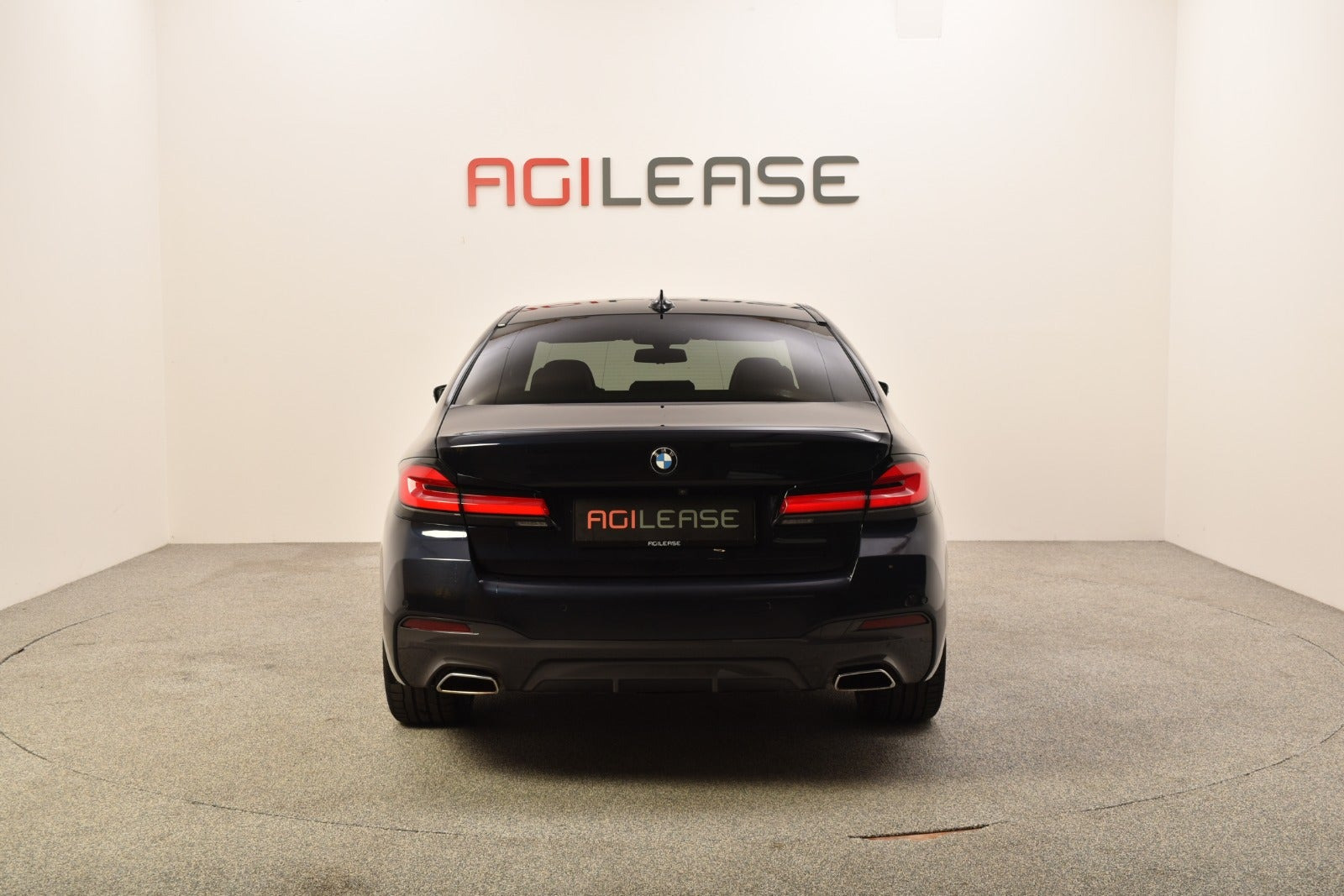 Sort BMW 545e fra 2021