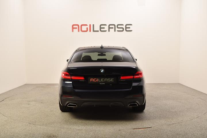 Sort BMW 545e fra 2021