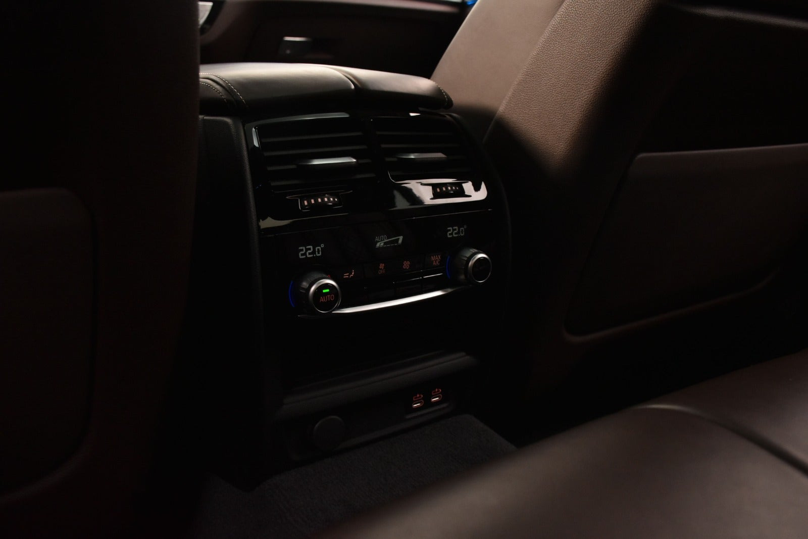 Sort BMW 545e fra 2021