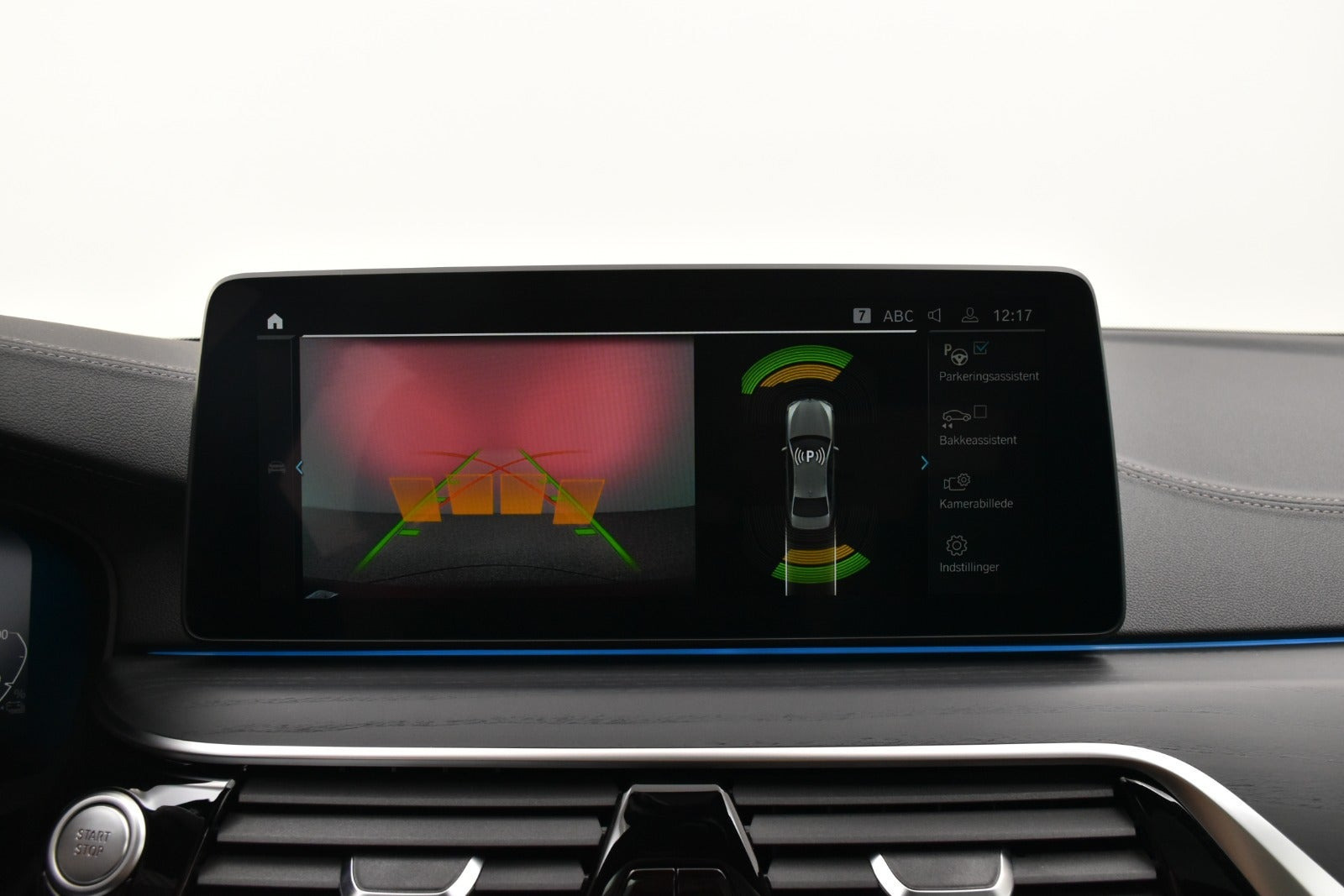 Sort BMW 545e fra 2021