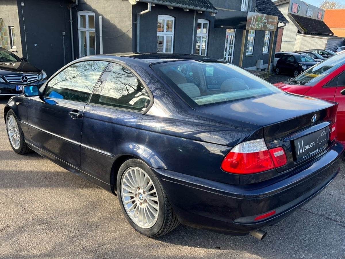 Blå BMW 318Ci fra 2003