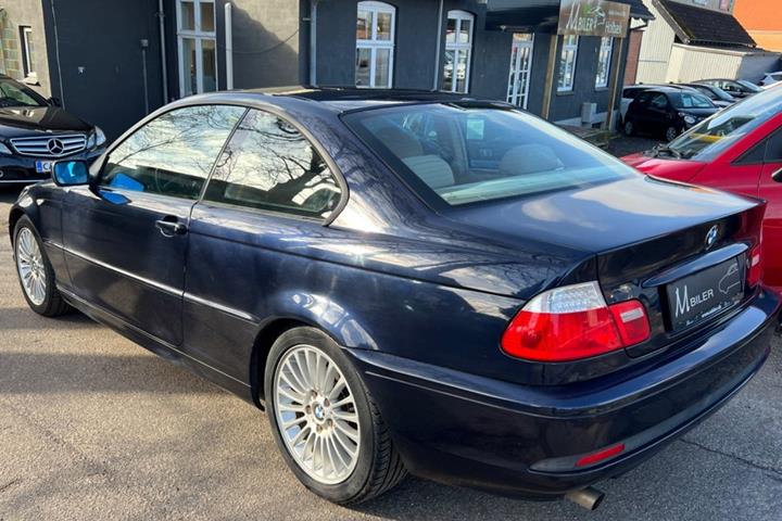 Blå BMW 318Ci fra 2003