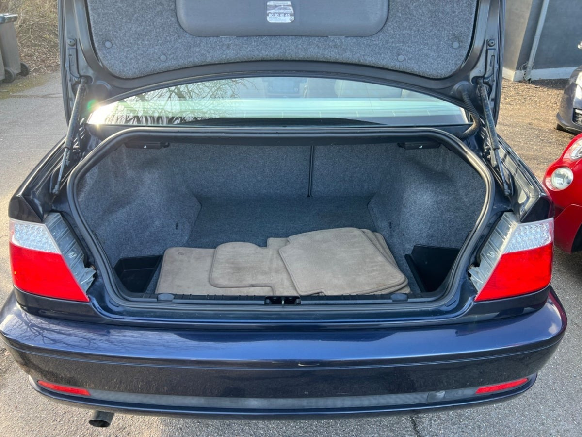 Blå BMW 318Ci fra 2003