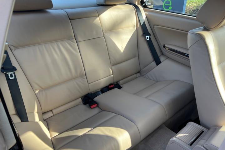 Blå BMW 318Ci fra 2003