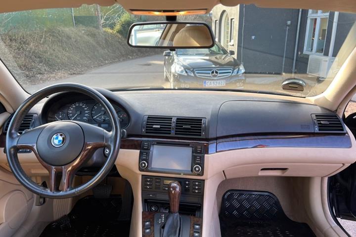 Blå BMW 318Ci fra 2003
