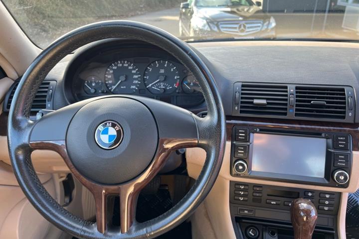 Blå BMW 318Ci fra 2003