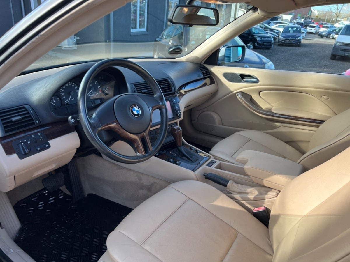 Blå BMW 318Ci fra 2003