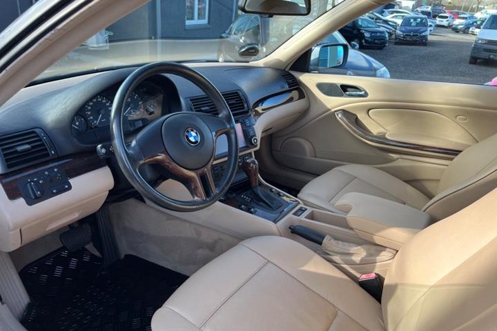 Blå BMW 318Ci fra 2003