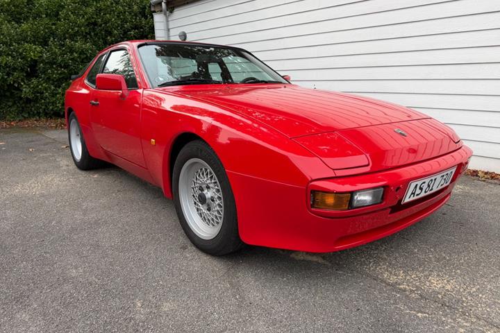 Rød Porsche 944 fra 1982