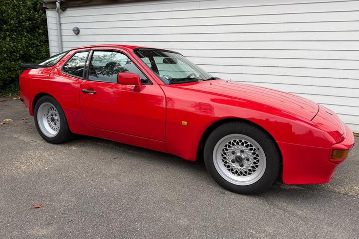 Rød Porsche 944 fra 1982