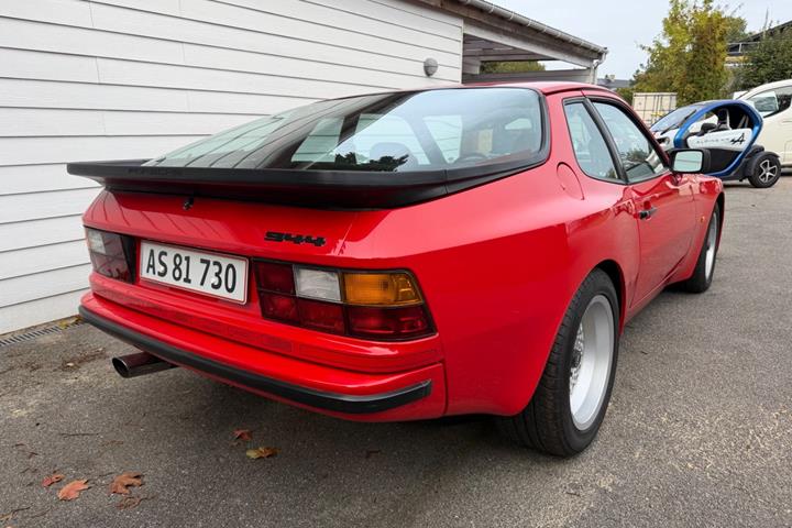 Rød Porsche 944 fra 1982