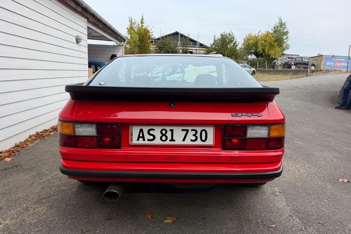 Rød Porsche 944 fra 1982
