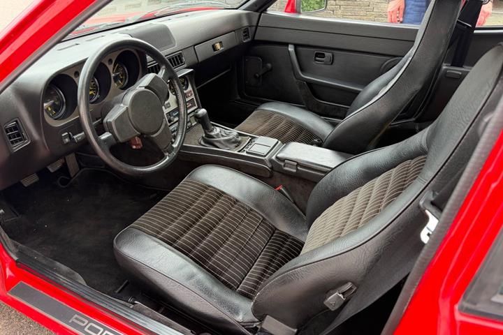 Rød Porsche 944 fra 1982