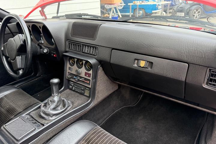 Rød Porsche 944 fra 1982