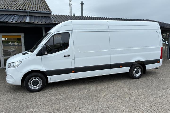Hvid Mercedes Sprinter 317 fra 2024