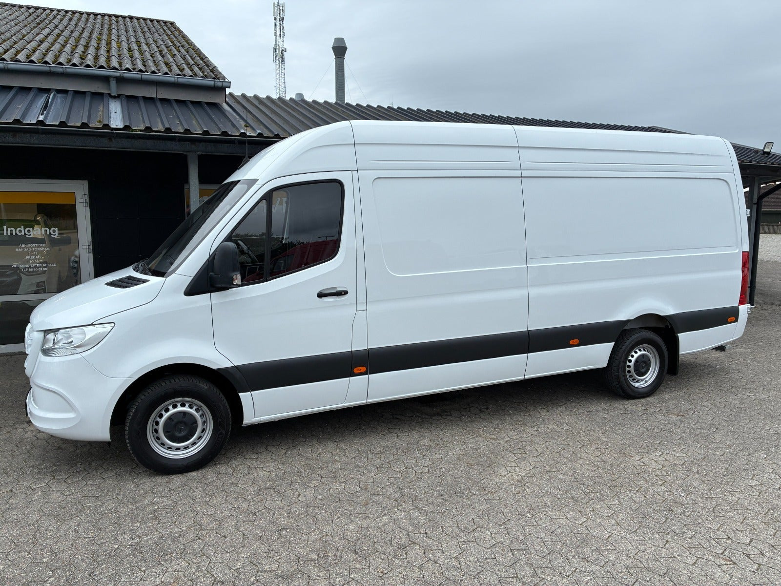 Hvid Mercedes Sprinter 317 fra 2024