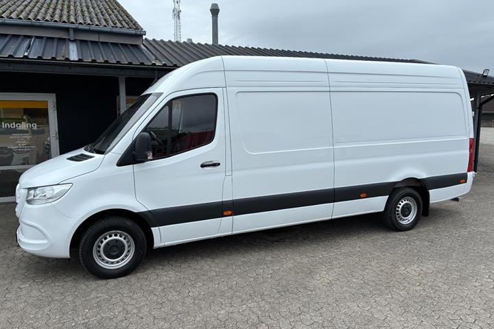 Hvid Mercedes Sprinter 317 fra 2024