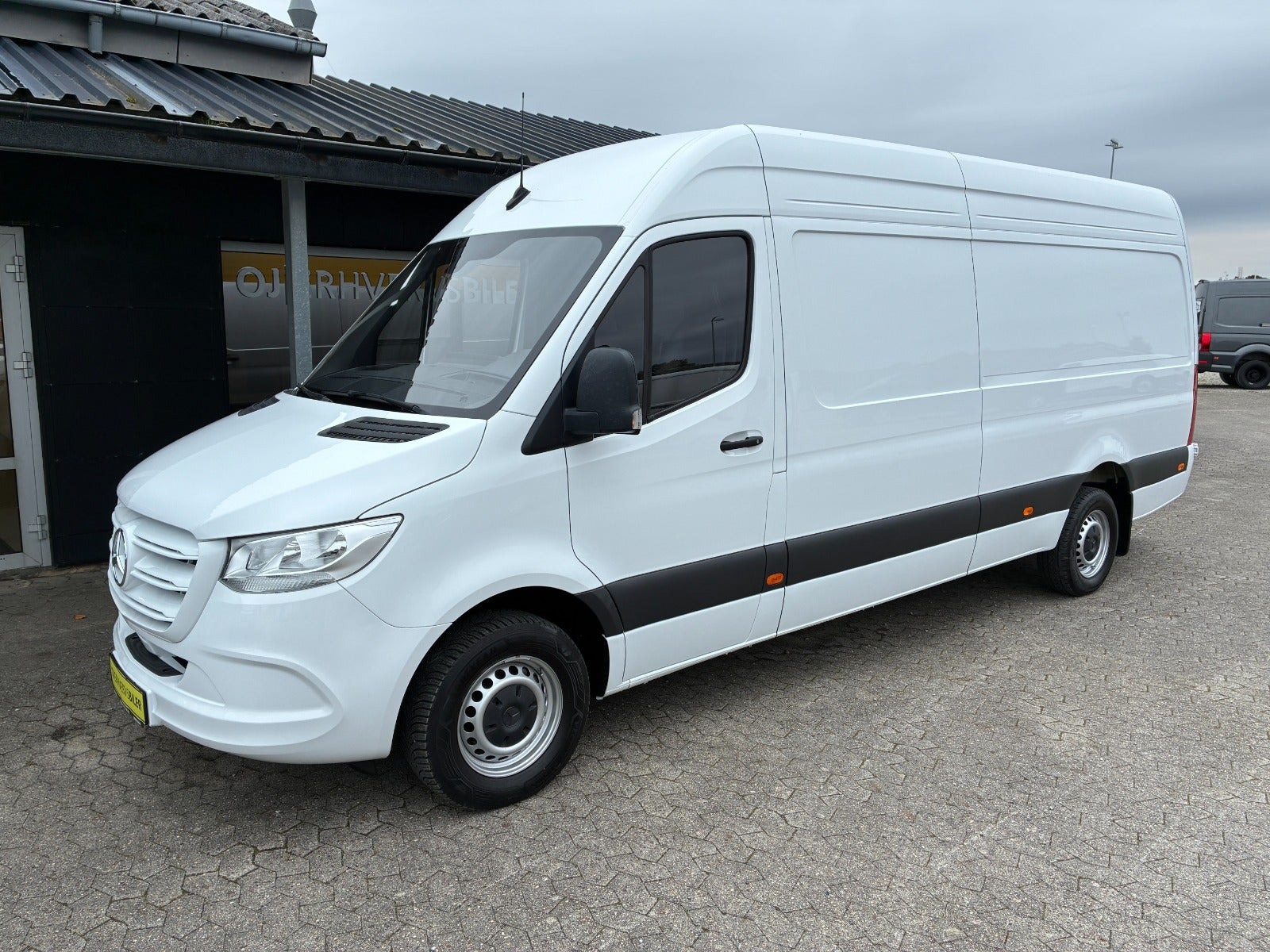 Hvid Mercedes Sprinter 317 fra 2024