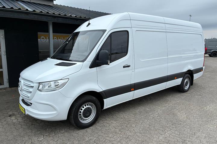 Hvid Mercedes Sprinter 317 fra 2024