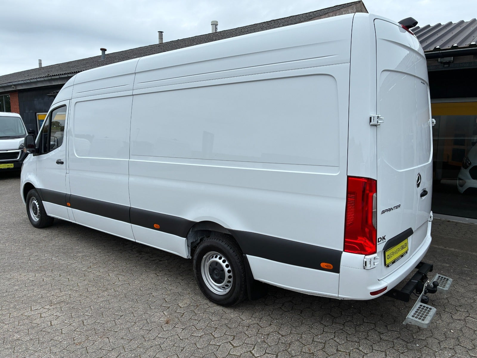 Hvid Mercedes Sprinter 317 fra 2024