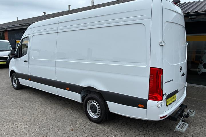Hvid Mercedes Sprinter 317 fra 2024