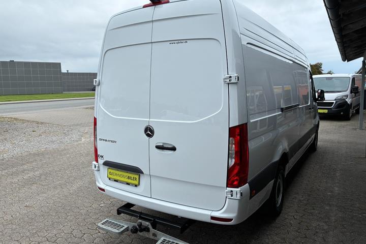 Hvid Mercedes Sprinter 317 fra 2024
