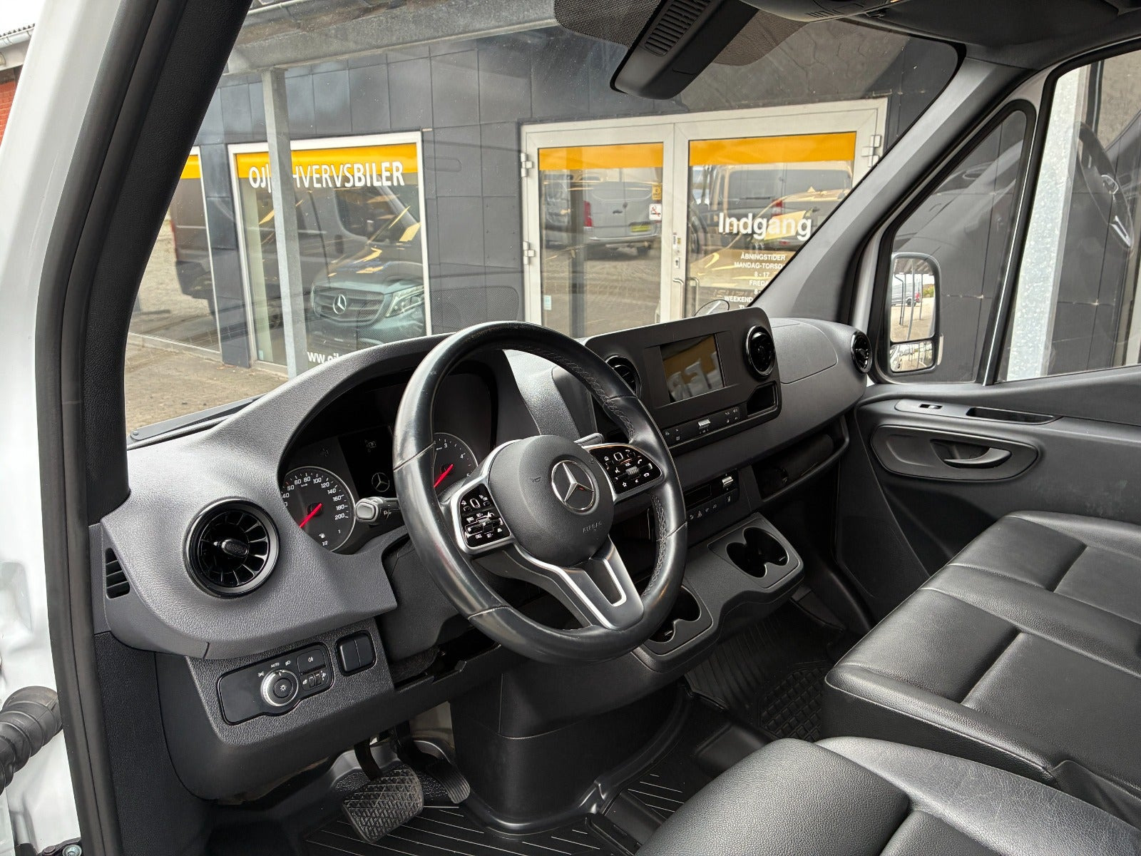 Hvid Mercedes Sprinter 317 fra 2024