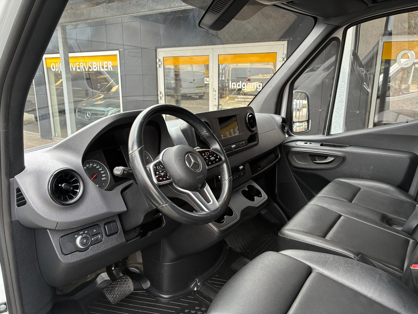 Hvid Mercedes Sprinter 317 fra 2024