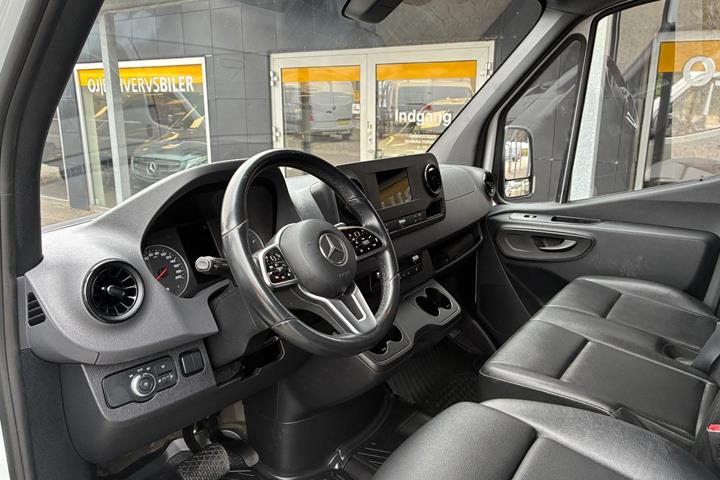 Hvid Mercedes Sprinter 317 fra 2024