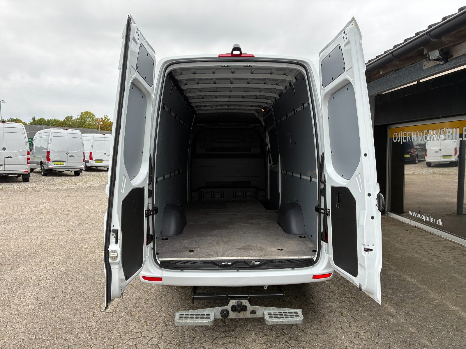 Hvid Mercedes Sprinter 317 fra 2024